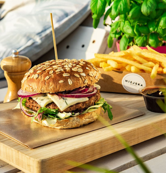 burger z frytkami na desce
