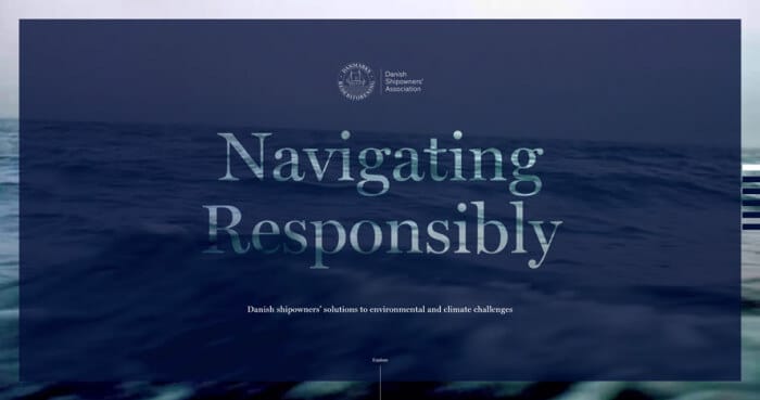 Minimalistyczny layout strony Danish Shipowners' Association z napisem Navigating Responsibly na tle fal morskich
