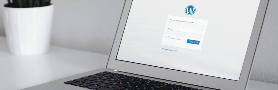 Ekran logowania do panelu administracyjnego WordPress widoczny na ekranie laptopa
