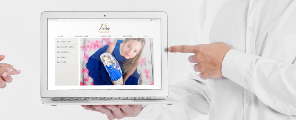 mężczyzna wskazuje laptop z otwartym sklepem internetowym Zuzy