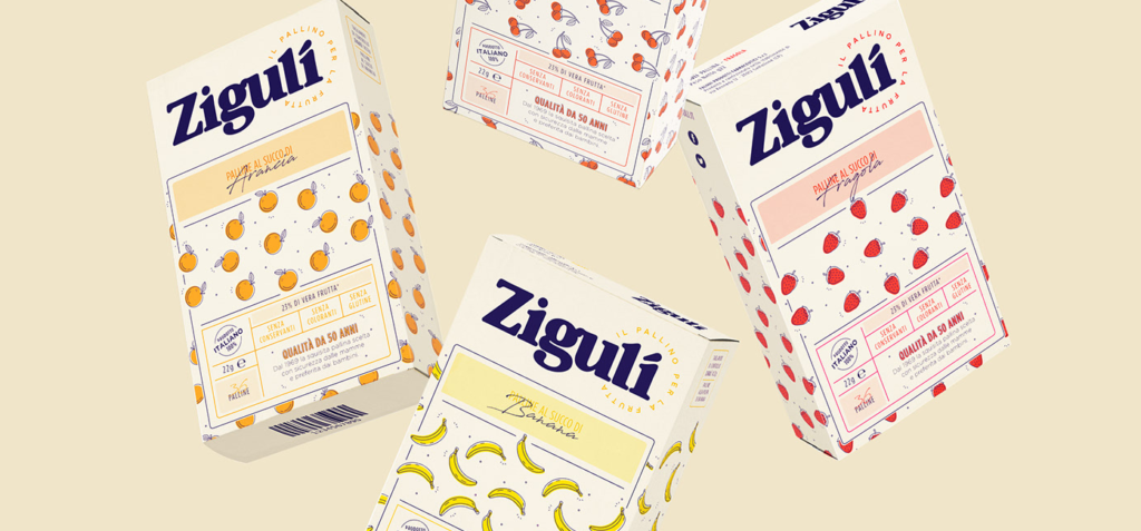 Cztery retro pudełka włoskich cukierków Ziguli z ilustracjami owoców: pomarańczy, truskawek, czereśni i bananów na kremowym tle