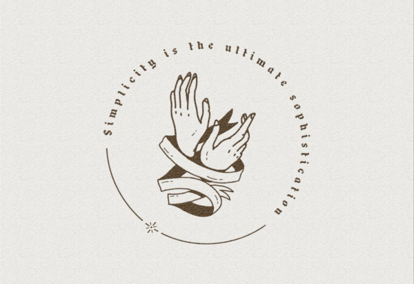 Ilustrowane logo z dłońmi owiniętymi wstęgą i cytatem Simplicity is the ultimate sophistication