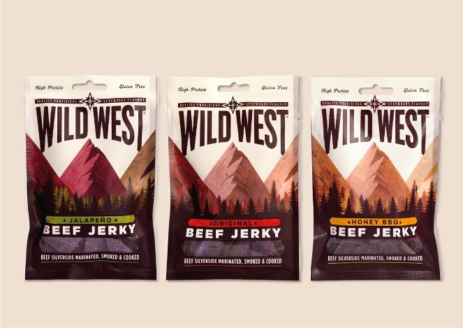 Trzy opakowania suszonej wołowiny Wild West Beef Jerky z ilustracją gór i lasu