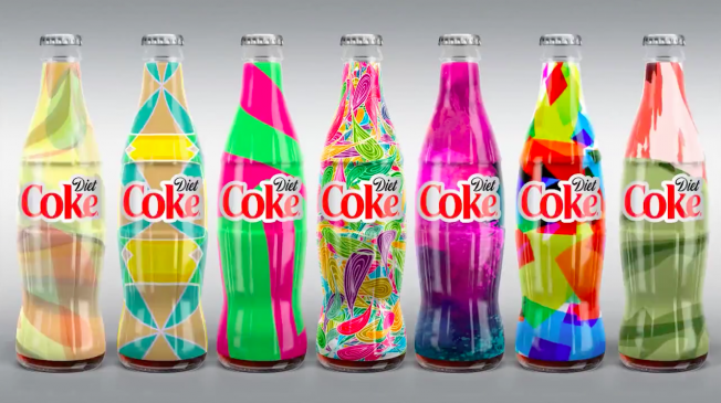 Siedem szklanych butelek Diet Coke z kolorowymi, unikalnymi wzorami graficznymi z edycji limitowanej