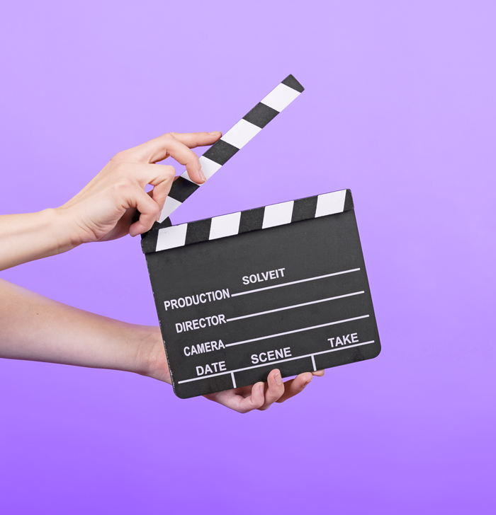 klaps filmowy w rękach