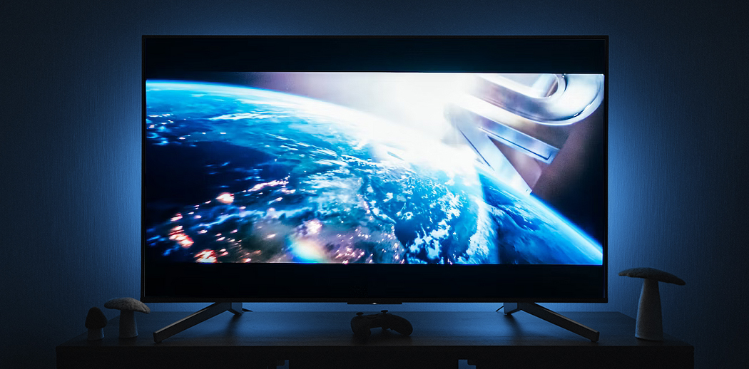 Nowoczesny telewizor Smart TV z podświetleniem LED Ambilight wyświetlający film o kosmosie