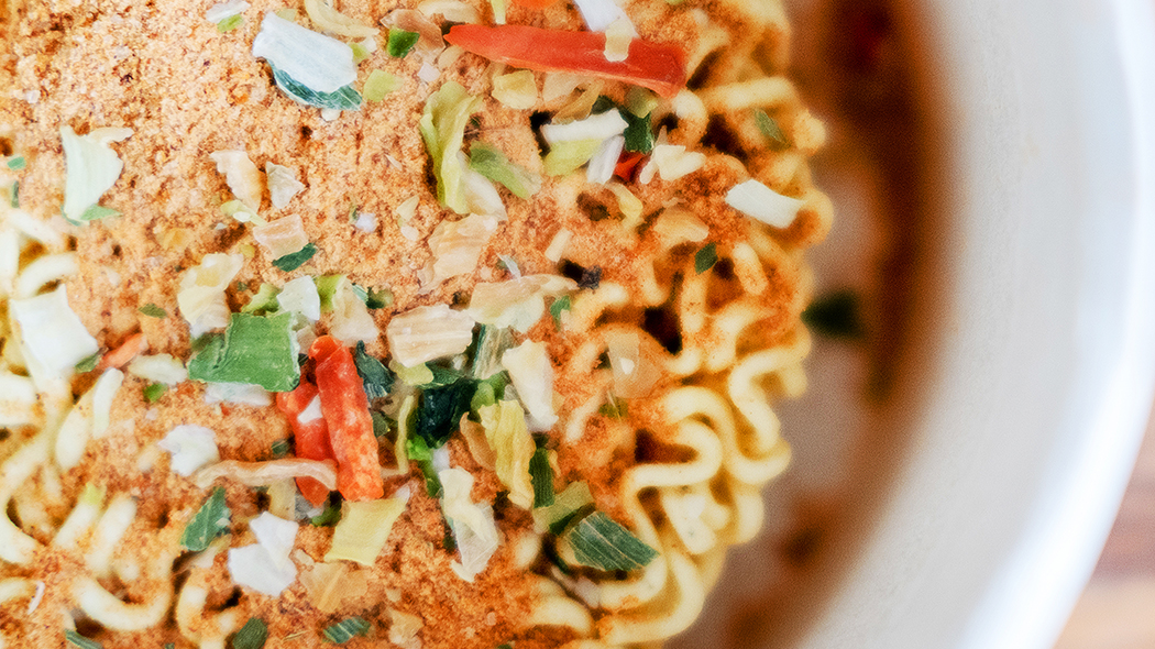 noodle pomidorowe Talerz z pyszną zupą pomidorową