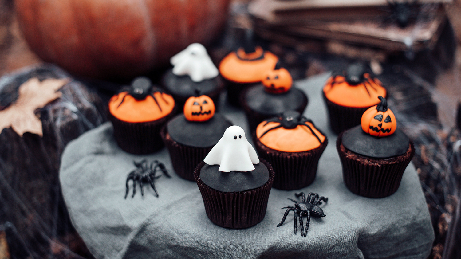 Słodkości na halloween Muffiny przystojone lukrowymi ozdobami nawiązującymi do Halloween.