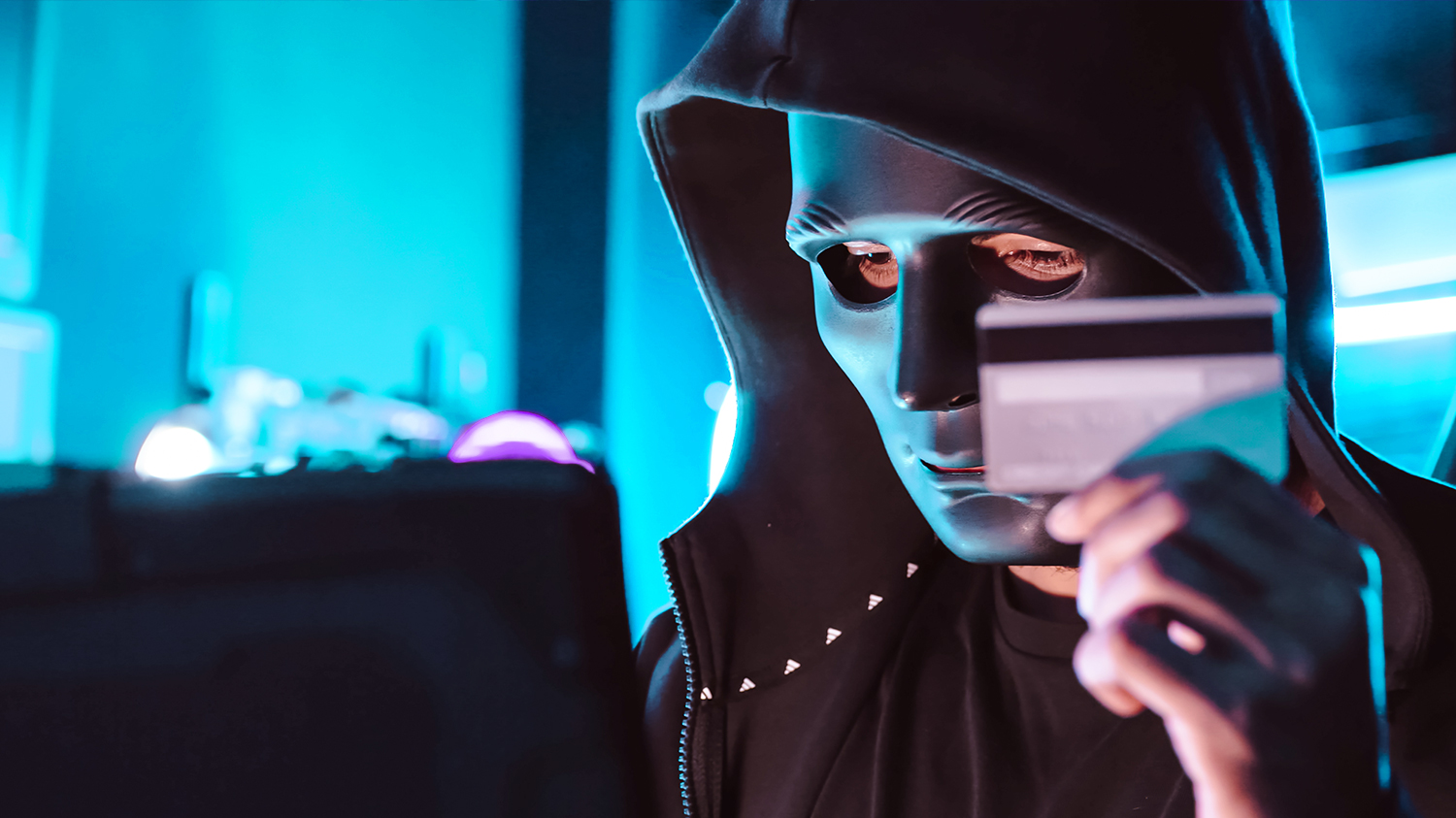 Cyberprzestępca Cyberprzestępca wykorzystuje znalezione dane do kradzieży