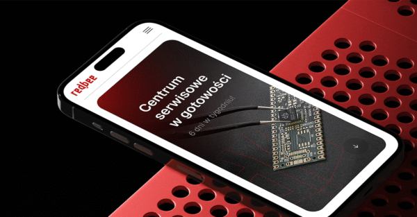 Smartphone z otwartą stroną internetową serwisu z naprawą elektroniki redbee.pl